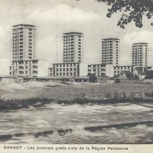 Carte postale. « Les premiers gratte-ciel de la région parisienne ». © Archives départementales de la Seine-Saint-Denis