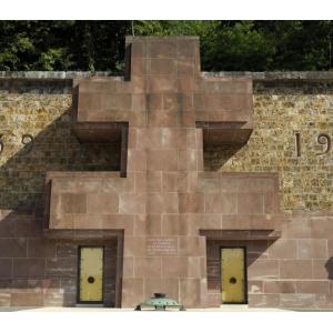 Visite guidée du mémorial du Mont-Valérien retranscrite en Langue des Signes Françaises