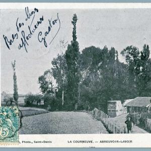 ©La Courneuve- Abreuvoir-Lavoir, carte postale, Archives municipales de la Ville de la Courneuve