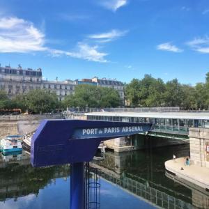 Bassin de l’ARSENAL : Entre le Génie de la Bastille et la Seine, un patrimoine historique, entre terre et eau.