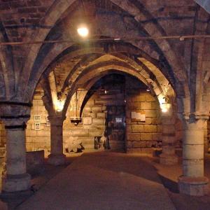 Visite et repas au sein de caves médiévales parisiennes