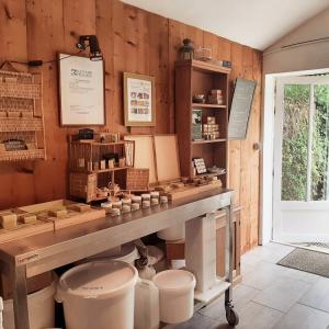 Dans l'atelier d'une savonnerie artisanale à Saint-Maur-des-Fossés