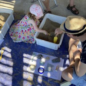 Mini-archéologues, atelier d'Archéosite au Parc de la Haute-Ile