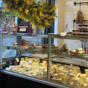 Planche de fromage à composer avec la Fromagerie du Pré, l'art du grazing