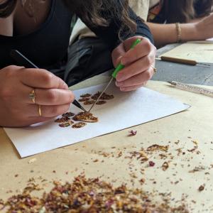 Atelier poudre de fleurs à la Recyclerie