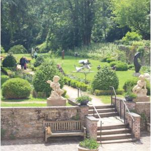 Jardin de sculpture avec des visiteurs au loin