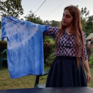 Démonstration des différentes techniques « de réserve » qui permettent de réaliser les motifs tie and dye visibles