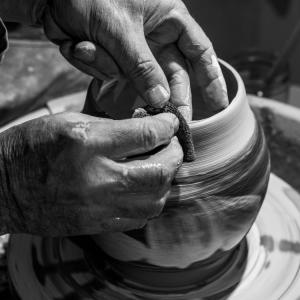 Atelier d'initiation au kurinuki dans un atelier céramiste