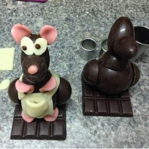 Réalisation d'une souris en chocolat au cours d'un atelier avec la chocolaterie Audinot