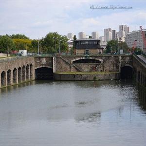 Le service des canaux et l'écluse du pont de Flandre