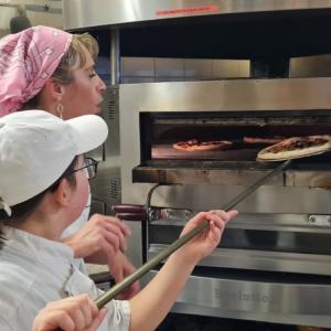 Atelier fabrication de pizzas avec une championne de France