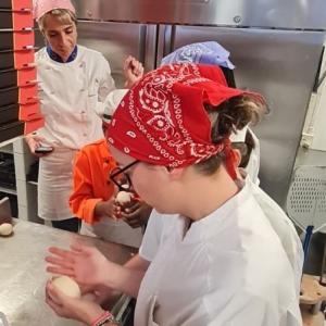 Atelier fabrication de pizzas avec une championne de France