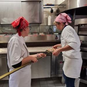 Atelier fabrication de pizzas avec une championne de France