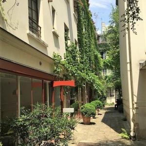 Tour around the Bastille, Courtyards, passages and meeting with a woodcraftsman
