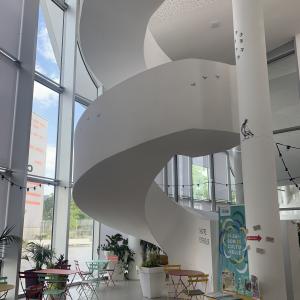 Centre culturel Nelson Mandela, architecture atypique et toit caché