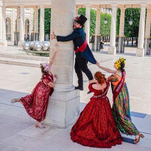 Montmartre est une fête, paillettes et pénombre