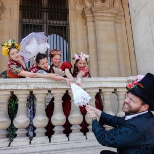 Montmartre est une fête, paillettes et pénombre
