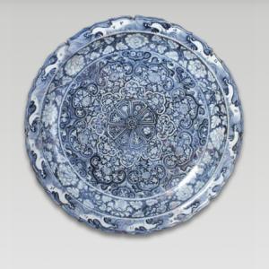 Grand plat à décor d'arabesques Porcelaine à décor bleu et blanc Inventorié en 1906 (c) Musée de Sèvres