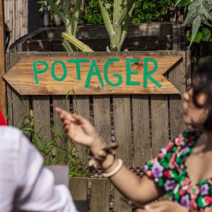 Atelier jardinage au Jardin21 : fabriquer des bombes à graines