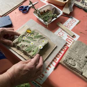 Atelier tablettes végétales sur la Place François de Larderel à Bobigny