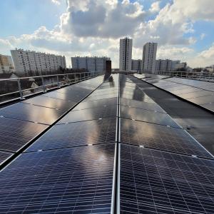 Visite et nettoyage des panneaux solaires sur le toit d'une école à Epinay-sur-Seine