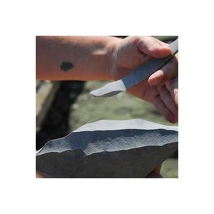 Démonstration de taille de silex à l'archéosite de la Haute-Île