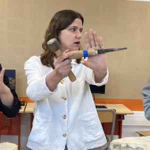Atelier sculpture sur pierre sur la Place François de Larderel à Bobigny