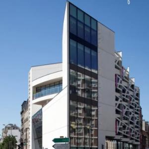 La médiathèque Persépolis, en forme de proue de paquebot avec ses terrasses