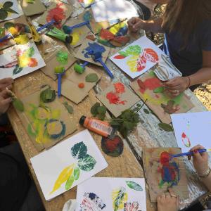 Atelier créatif au Jardin21 : peindre des feuilles avec des feuilles