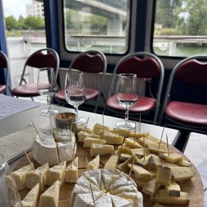 Croisière histoire du vin en région parisienne et dégustation sur le Canal de l'Ourcq