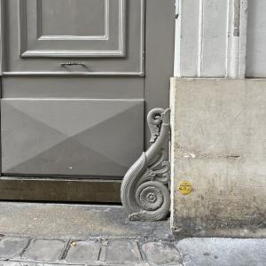 Pics et Chardons : Les détails cachés de l’architecture parisienne