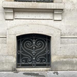 Pics et Chardons : Les détails cachés de l’architecture parisienne