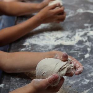 Atelier enfant : les secrets du pain artisanal, immersion dans le fournil d’une boulangerie centenaire