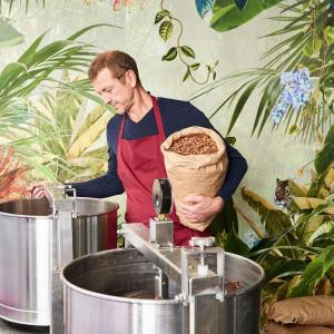 Atelier fabrication de tablettes de chocolat vegan chez Rrraw Cacao Factory