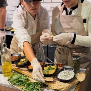 Balade insolite à Asnières : entre artisan ébéniste et gourmandises