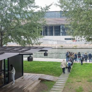 Mini-visite de la sculpture « YES » de Jacques Villeglé