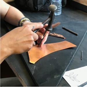 Atelier Métal repoussé ciselure d’ex-votos, sur la péniche mETATmorphique