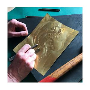 Atelier de métal repoussé ciselure d’ex-votos
