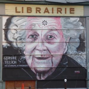 De haut en bas de la colline du Street-Art, Belleville en roue libre