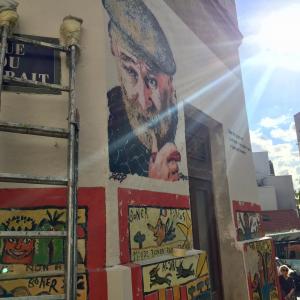 De haut en bas de la colline du Street-Art, Belleville en roue libre