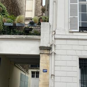 Accrochez-vous, le cheminement des gouttières est surprenant
