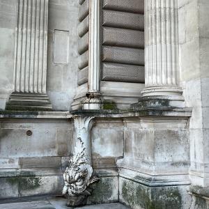 Accrochez-vous, le cheminement des gouttières est surprenant