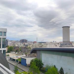 Visite du toit du parking de la halle au cœur des Docks de Saint-Ouen-sur-Seine