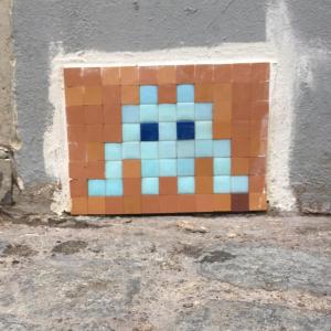 Visite spéciale dédiée à INVADER, l’envahisseur de l’espace dans le Marais