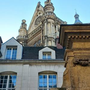 Visite spéciale dédiée à INVADER, l’envahisseur de l’espace dans le Marais