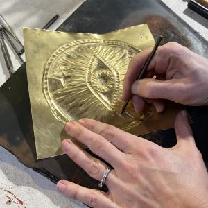 Atelier ciselure, métal repoussé avec l'association mETATmorphique