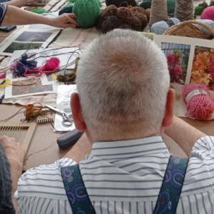 Atelier de tissage sur cadre avec la fileuse et tisserande Hayate Bouzouma - Saison Multitude