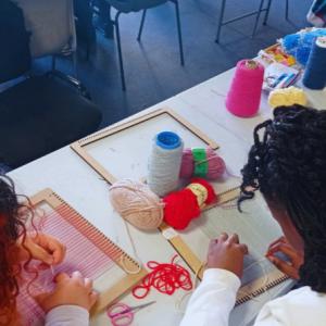 Atelier de tissage sur cadre avec la tisseuse-fileuse Hayate Bouzouma - Saison Multitude