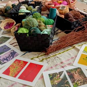 Atelier de tissage sur cadre avec la fileuse et tisserande Hayate Bouzouma - Saison Multitude