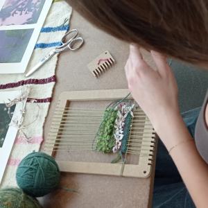 Atelier de tissage sur cadre avec la tisseuse-fileuse Hayate Bouzouma - Saison Multitude